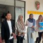 Korban saat didampingi kuasa hukumnya di Mapolres Pamekasan.